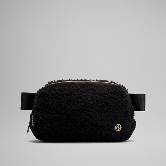 Everywhere Belt Bag FLEECE - Black/Gold - Picture 1 of 6